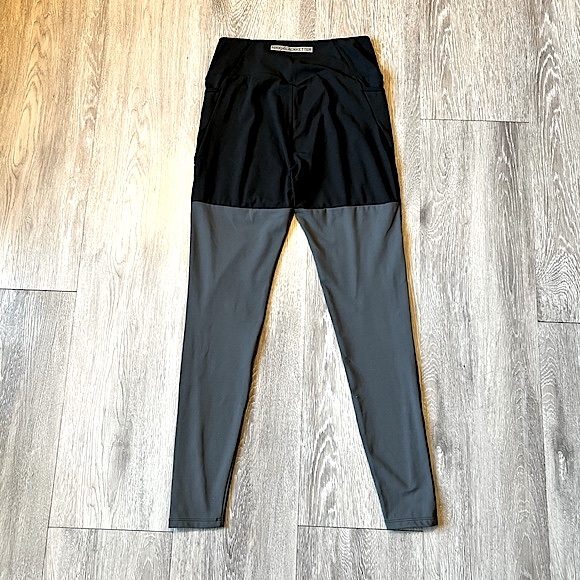 GYMSHARK โข Nikki Blackketter Cross-Waist Leggings โข Size Medium โข Black + Grey - Picture 2 of 15